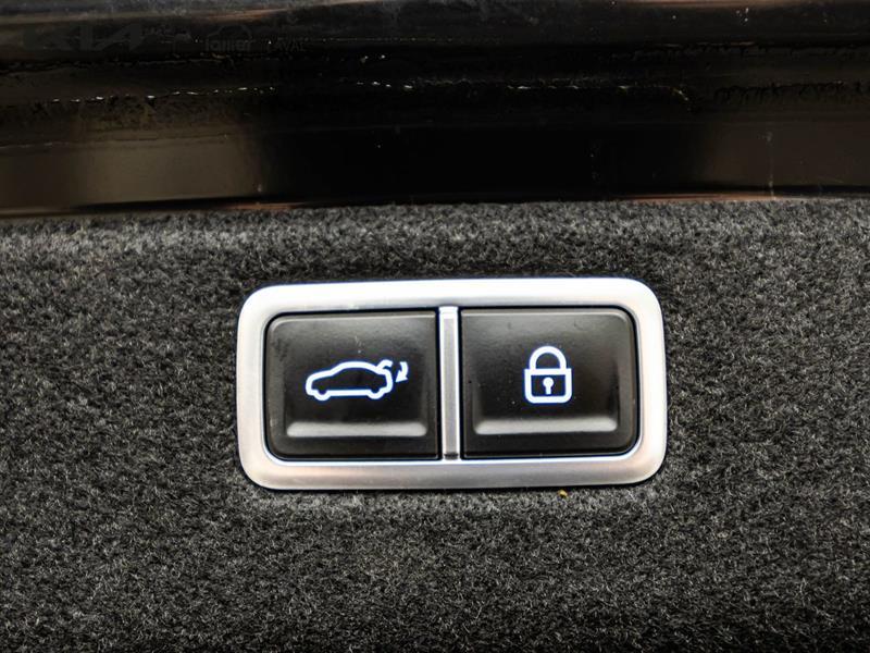 2023 Genesis G70 - Image 17