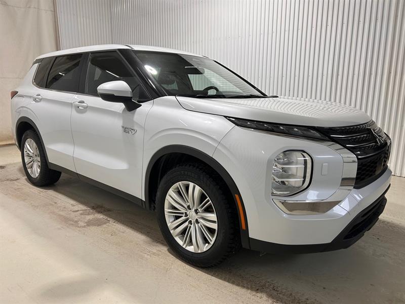 2023 Mitsubishi Outlander - Image 4