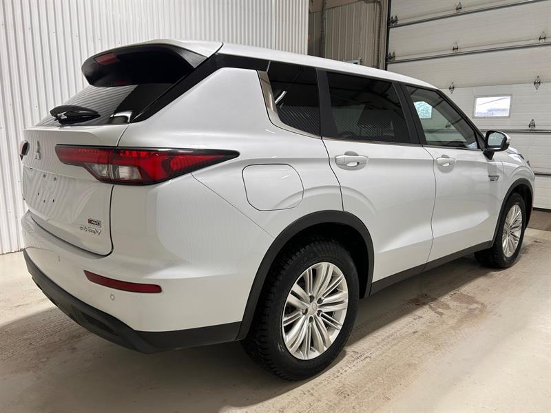 2023 Mitsubishi Outlander - Image 5