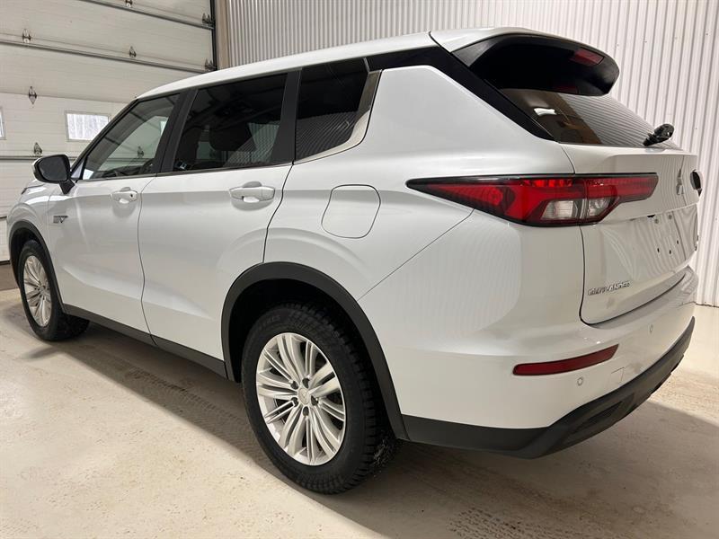 2023 Mitsubishi Outlander - Image 8