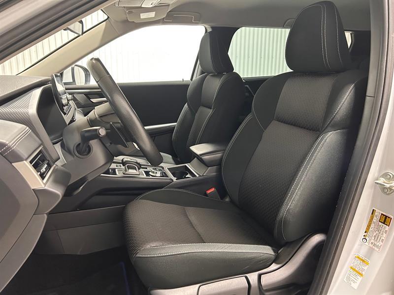 2023 Mitsubishi Outlander - Image 10