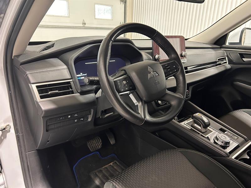 2023 Mitsubishi Outlander - Image 11