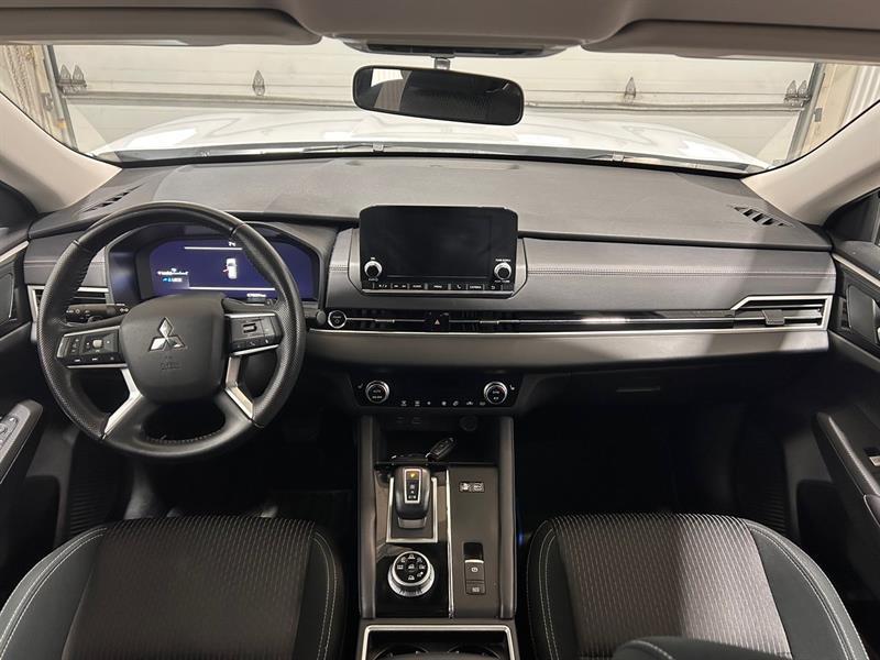 2023 Mitsubishi Outlander - Image 13