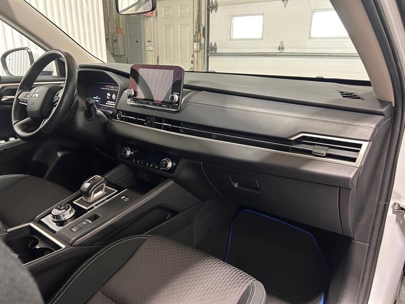 2023 Mitsubishi Outlander - Image 19