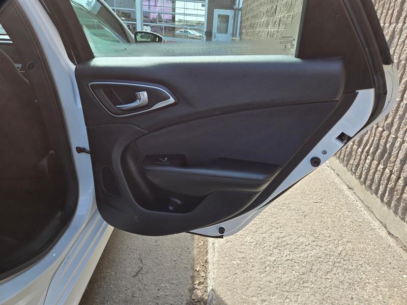 chrysler 200 2015 - 18