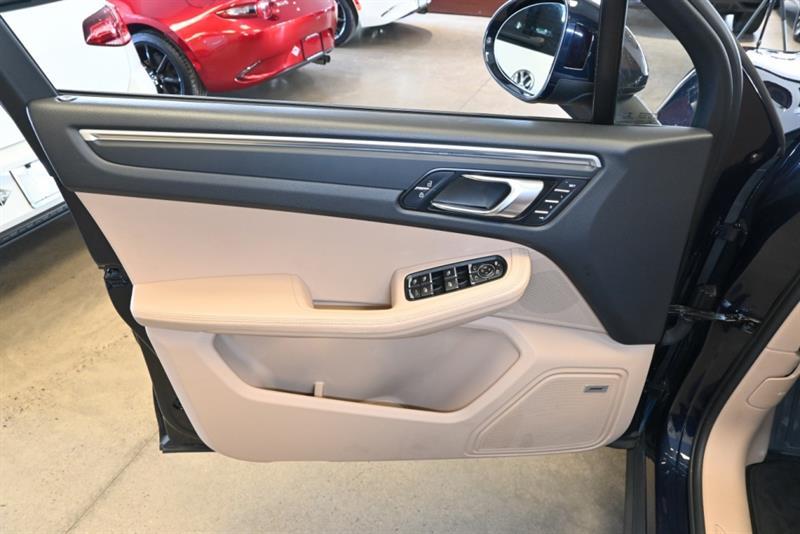 2020 Porsche Macan - Image 15