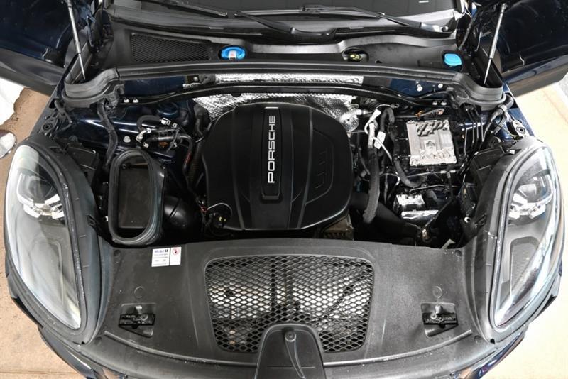 2020 Porsche Macan - Image 38