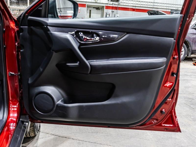 2018 Nissan Rogue - Image 17