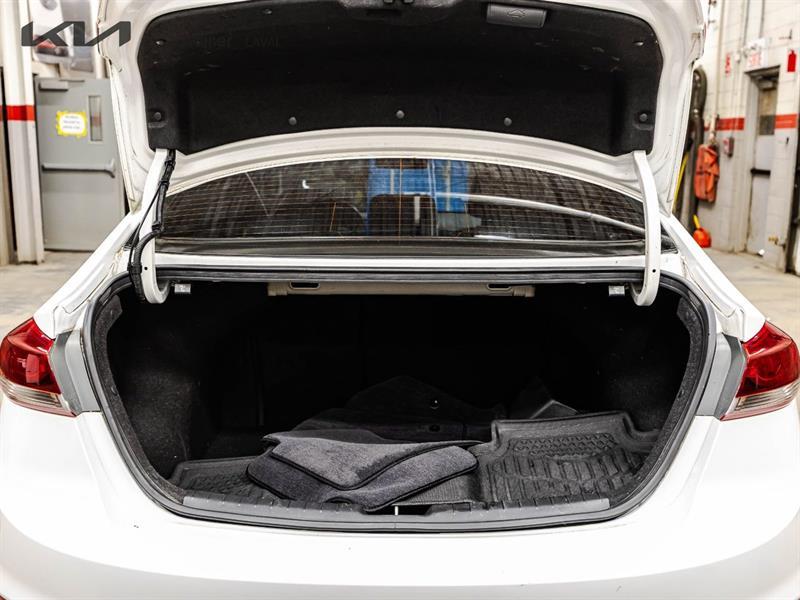 2018 Hyundai Elantra - Image 15