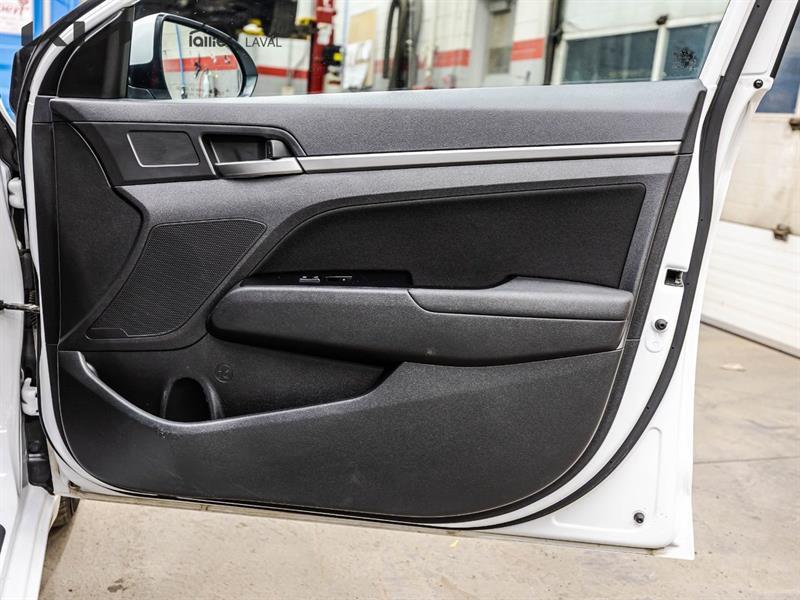 2018 Hyundai Elantra - Image 16