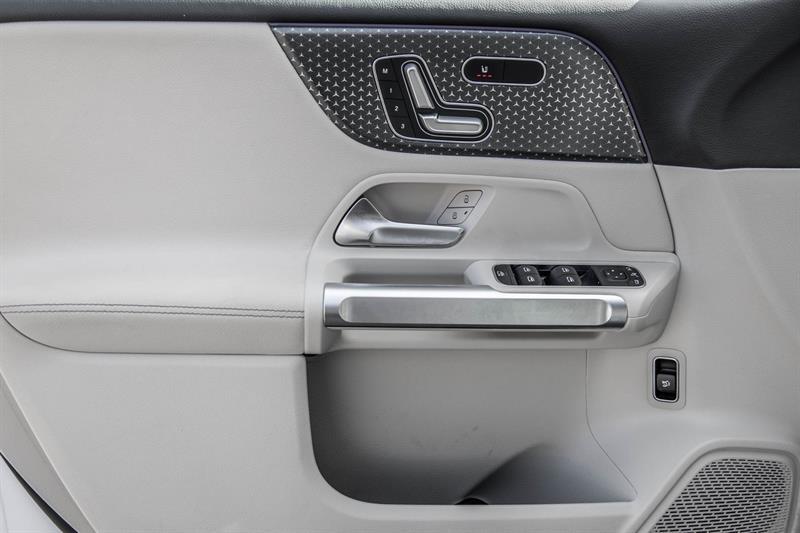 2025 Mercedes-Benz GLB - Image 21