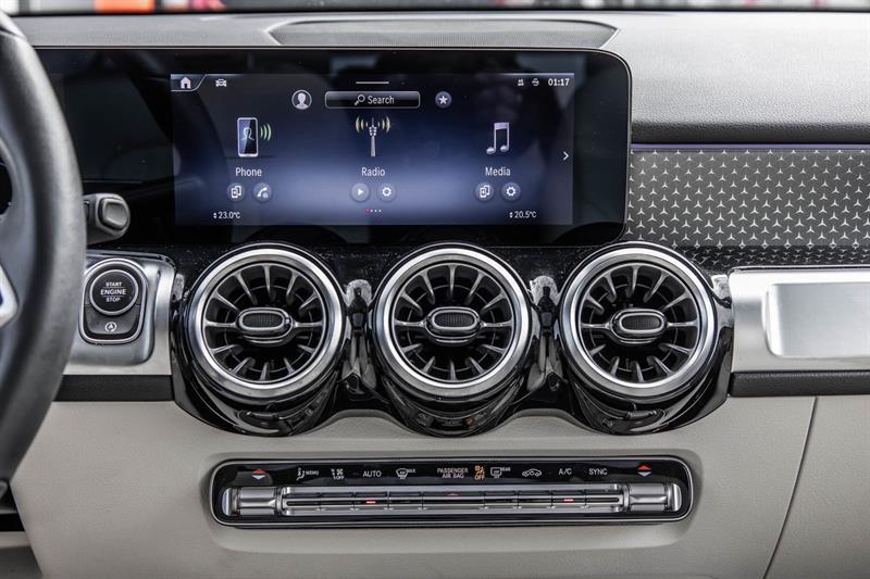 2025 Mercedes-Benz GLB - Image 42