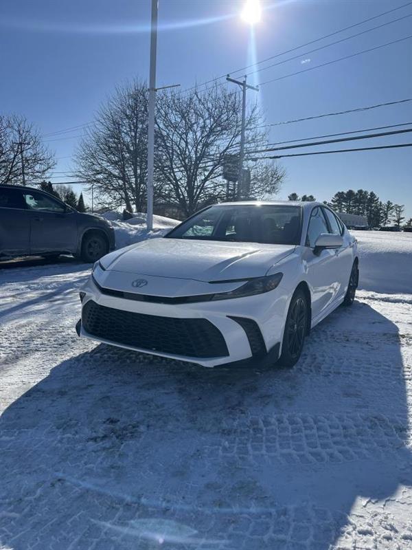 Toyota Camry SE AWD 2026