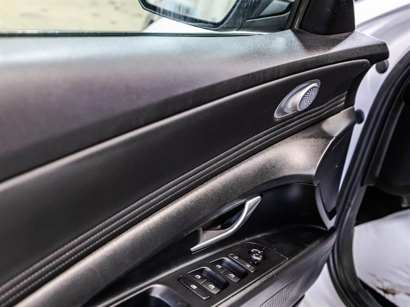 2021 Hyundai Elantra - Image 12