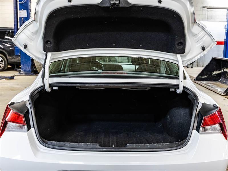 2021 Hyundai Elantra - Image 16