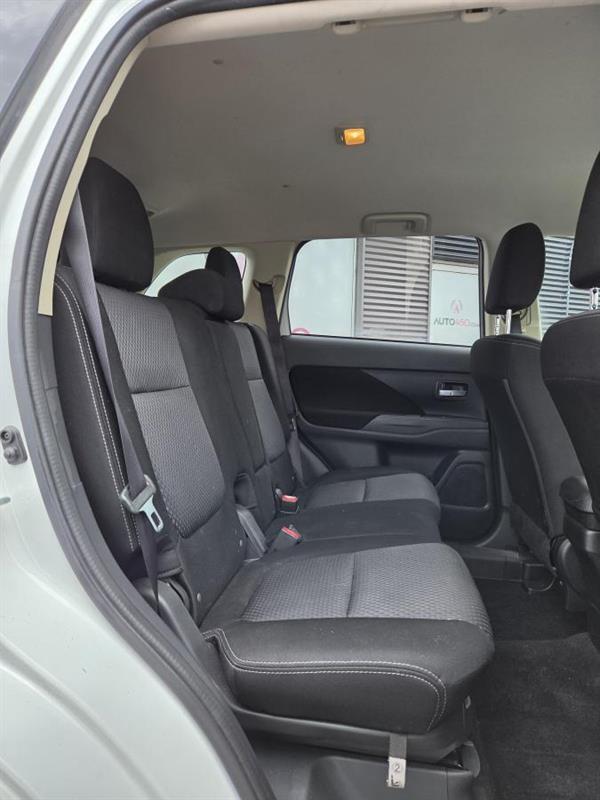 2018 Mitsubishi Outlander - Image 12