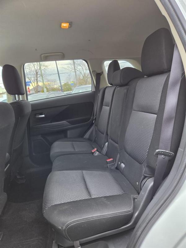 2018 Mitsubishi Outlander - Image 13