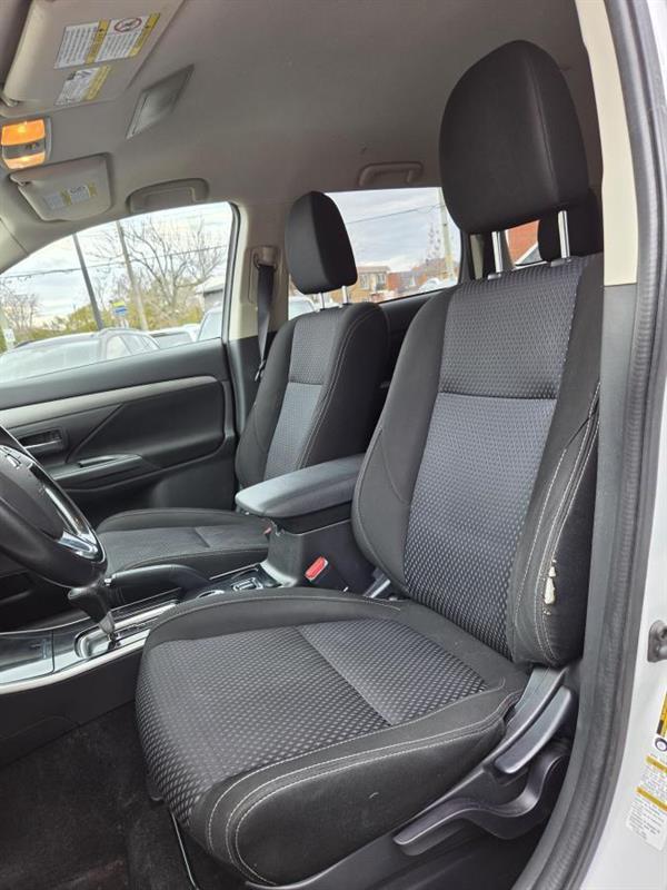 2018 Mitsubishi Outlander - Image 16