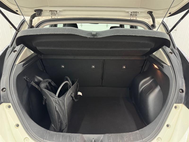 2022 Nissan Leaf - Image 13