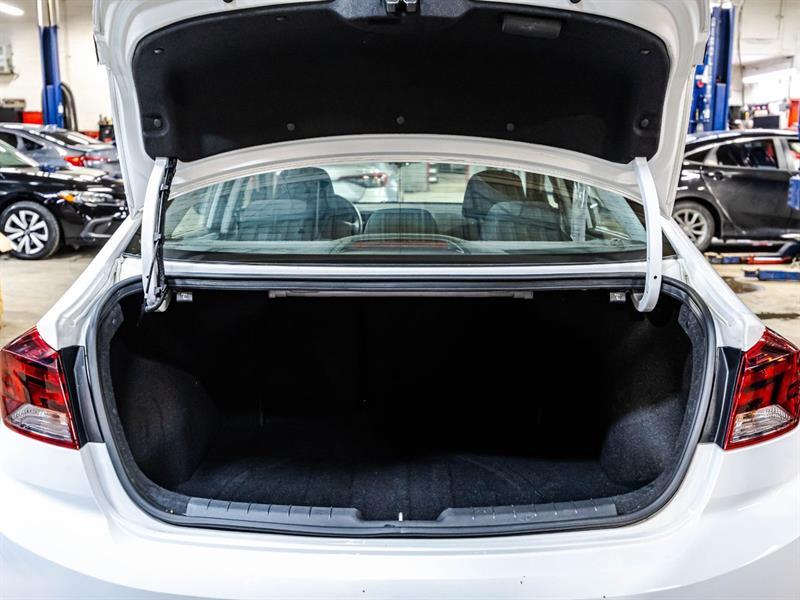 2020 Hyundai Elantra - Image 15