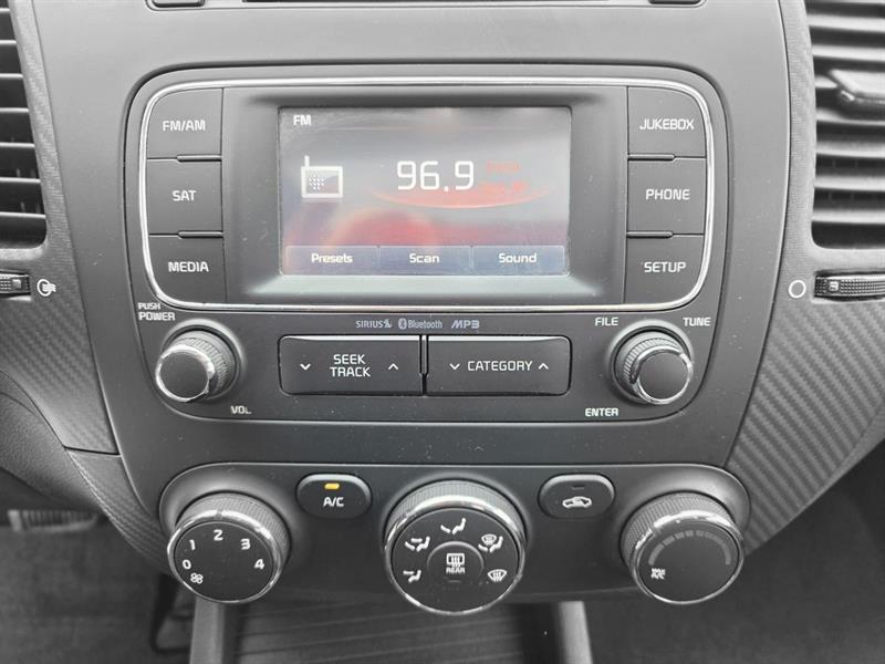 2016 Kia Forte - Image 22