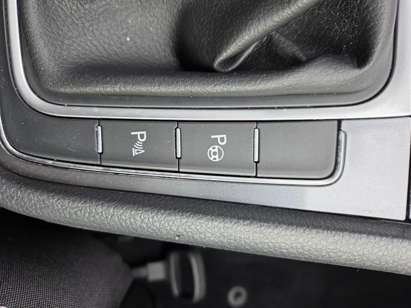 2017 Volkswagen Golf - Image 22