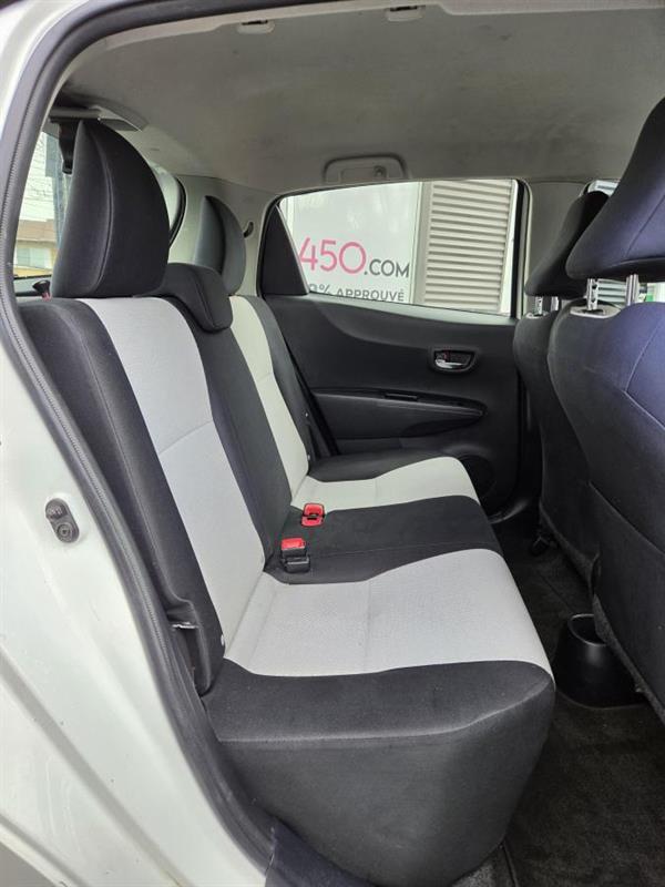2012 Toyota Yaris - Image 11