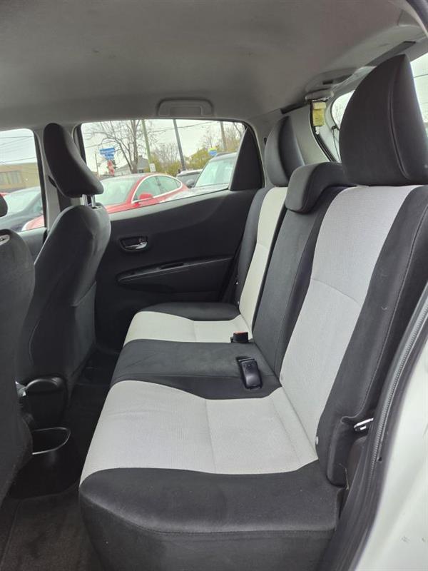 2012 Toyota Yaris - Image 12