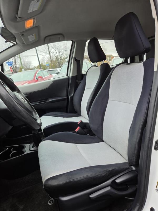 2012 Toyota Yaris - Image 15