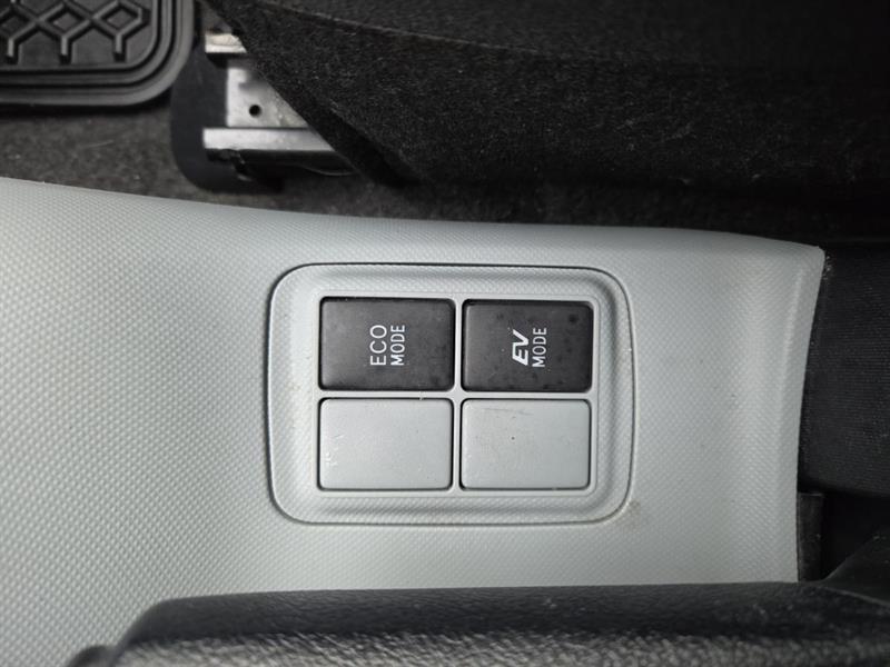 2013 Toyota Prius - Image 19