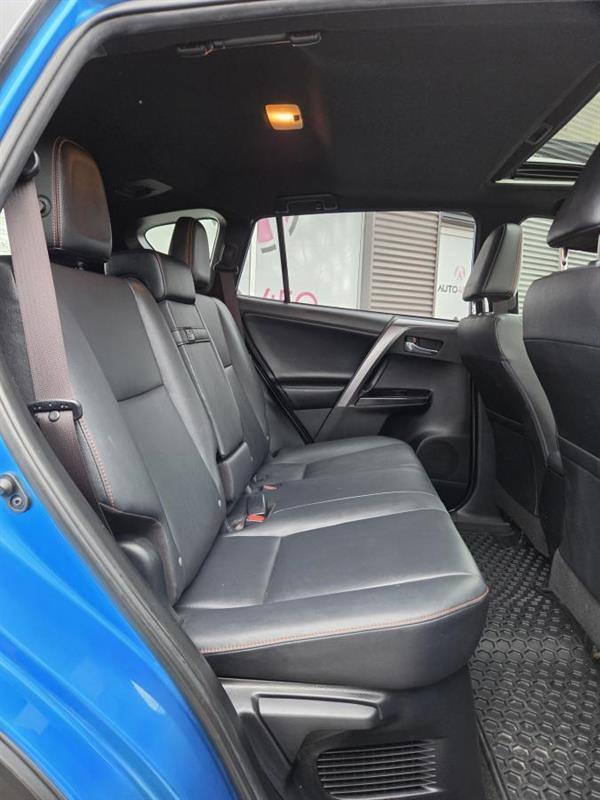 2017 Toyota RAV4 - Image 12