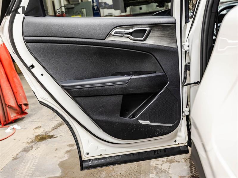 2025 Kia Sportage - Image 13