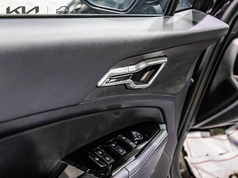 2025 Kia Sportage - Image 12