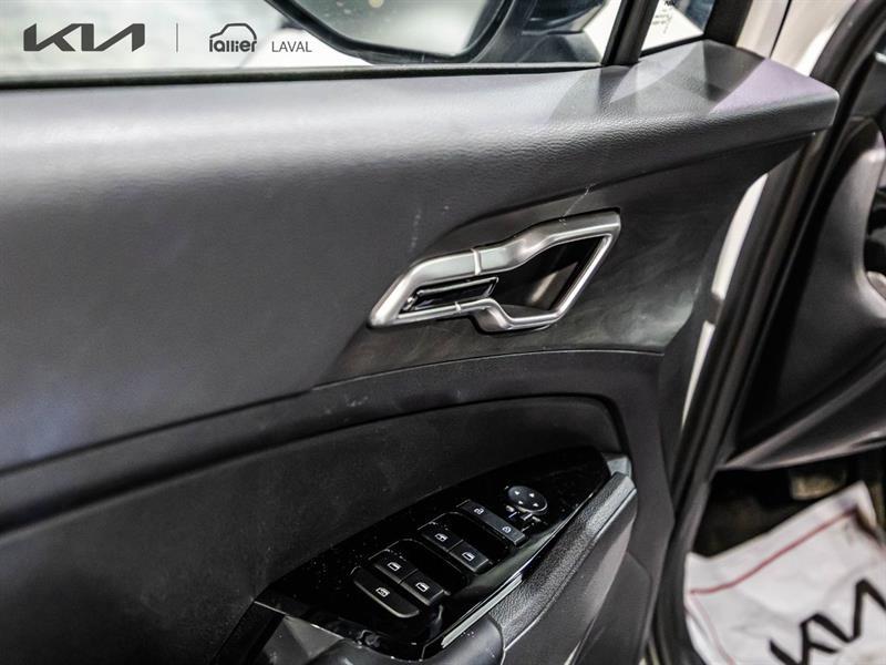 2025 Kia Sportage - Image 12