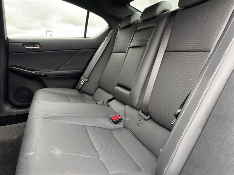 lexus IS 300 2024 - 27