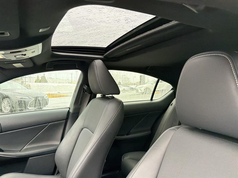 lexus IS 300 2021 - 30