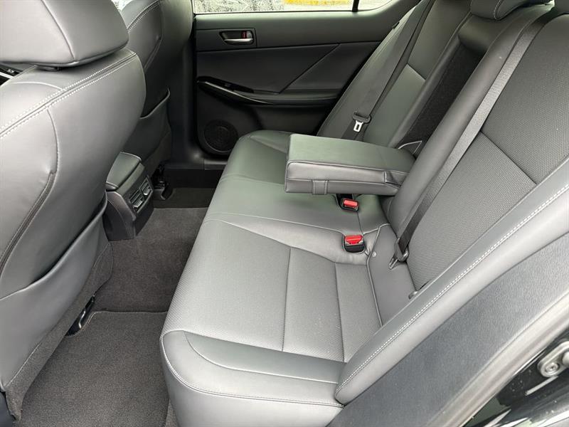 lexus IS 300 2021 - 31