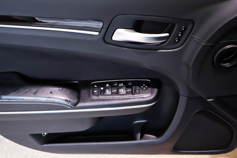 chrysler 300 2023 - 29