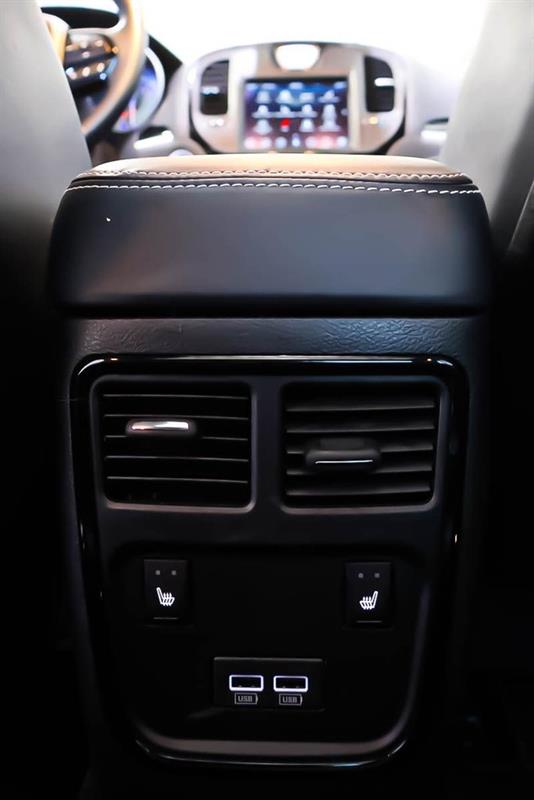 chrysler 300 2023 - 31