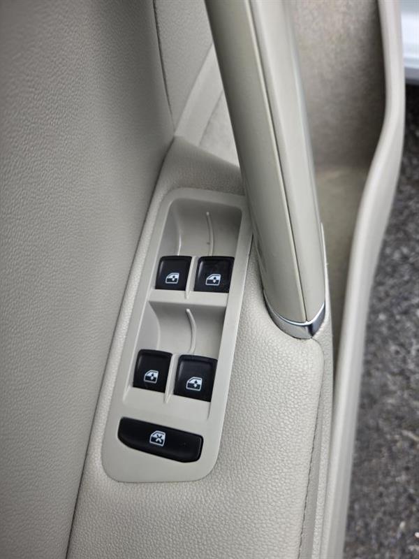 2019 Volkswagen Golf - Image 17