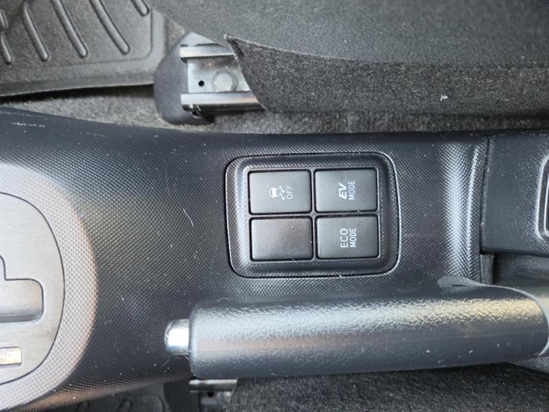 2016 Toyota Prius - Image 17