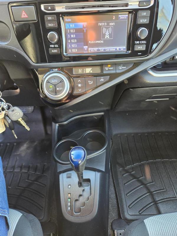 2016 Toyota Prius - Image 18