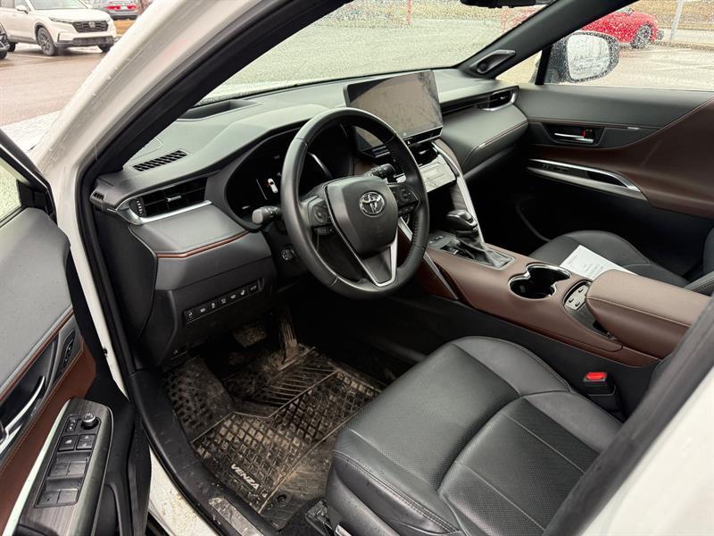 2023 Toyota Venza - Image 10