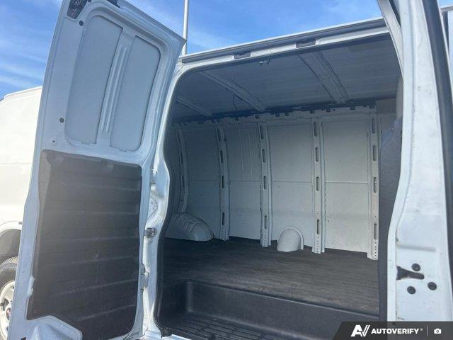 gmc Savana Cargo Van 2023 - 26
