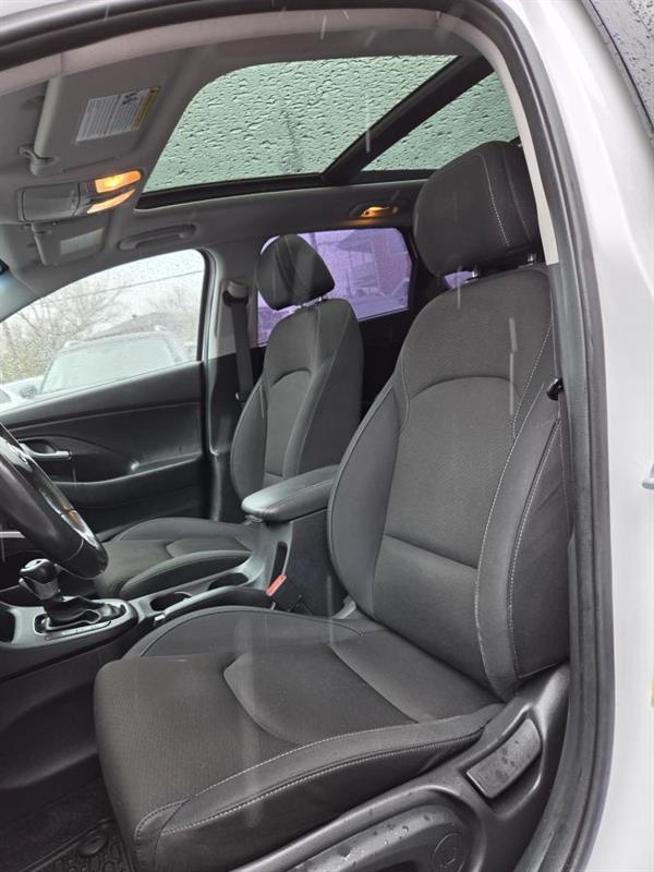 2018 Hyundai Elantra - Image 16