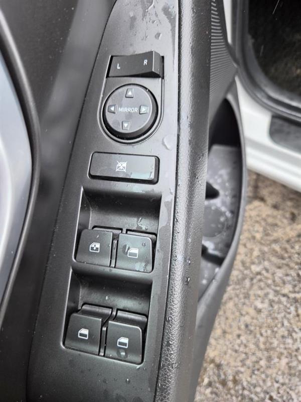 2018 Hyundai Elantra - Image 17