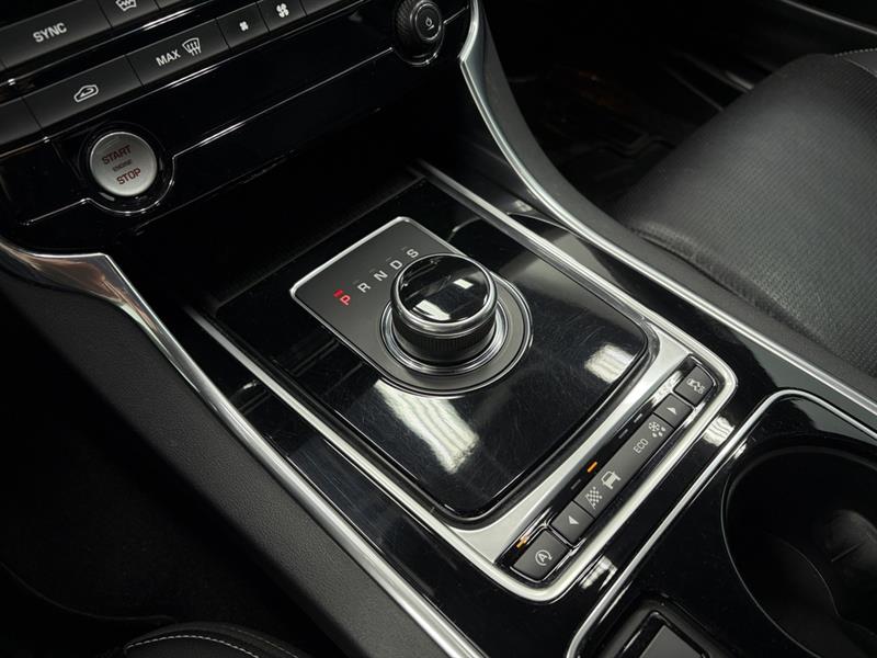 jaguar XE 2017 - 29