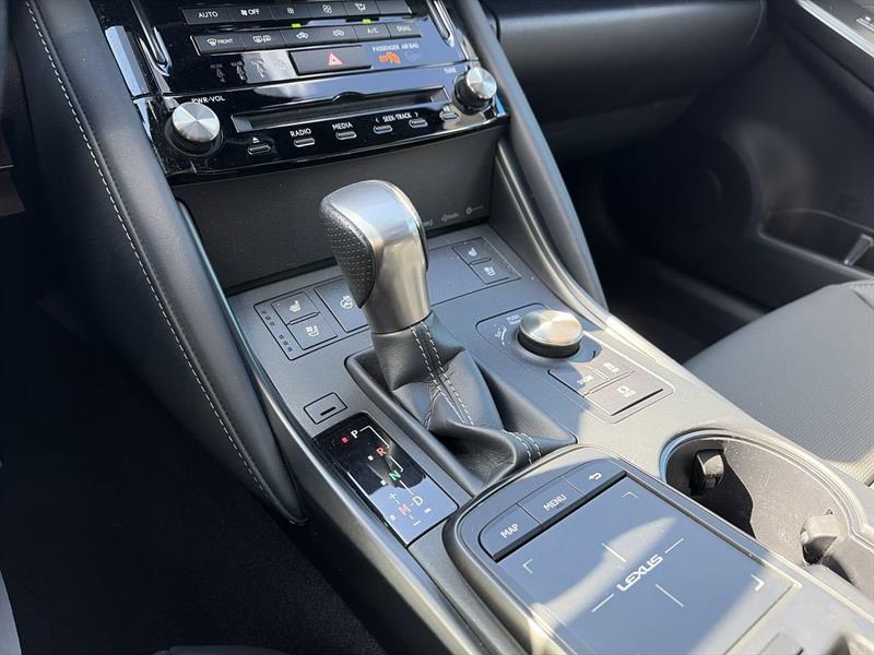 lexus IS 300 2021 - 28