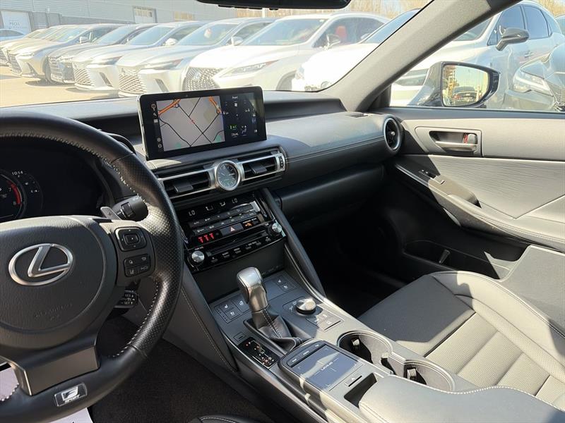 lexus IS 300 2021 - 29