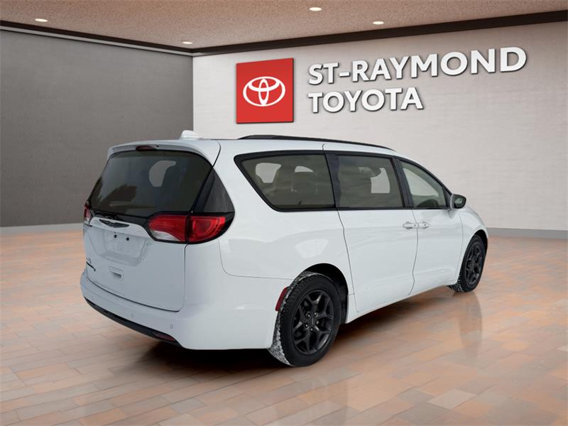 chrysler Pacifica 2018 - 16